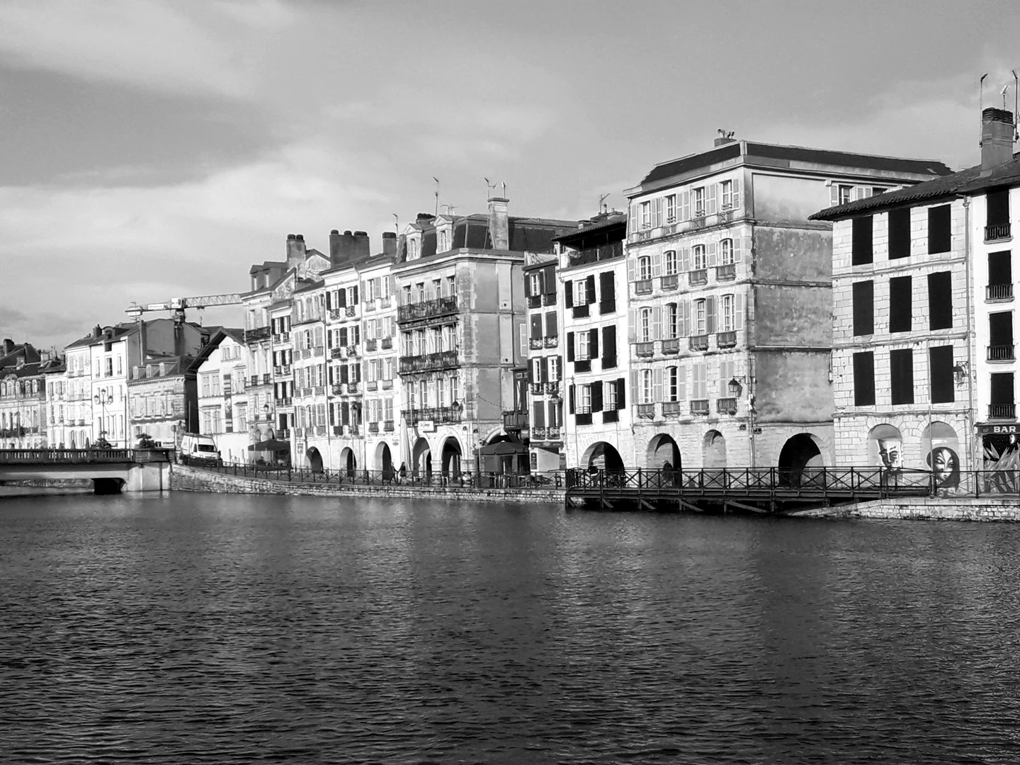 Bayonne, les façades historiques sur les quais de la Nive